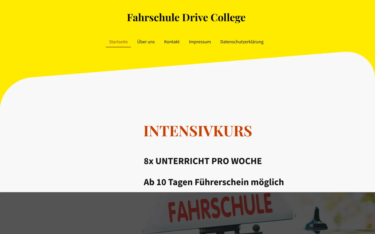 Alte Website der Fahrschule Drive College: grelles, unübersichtliches Layout.