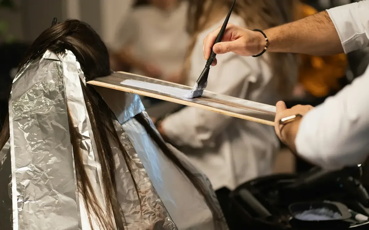 Moderner Friseursalon mit Spiegeln