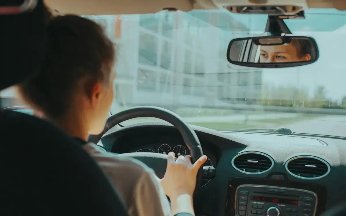 Hände am Lenkrad im Straßenverkehr