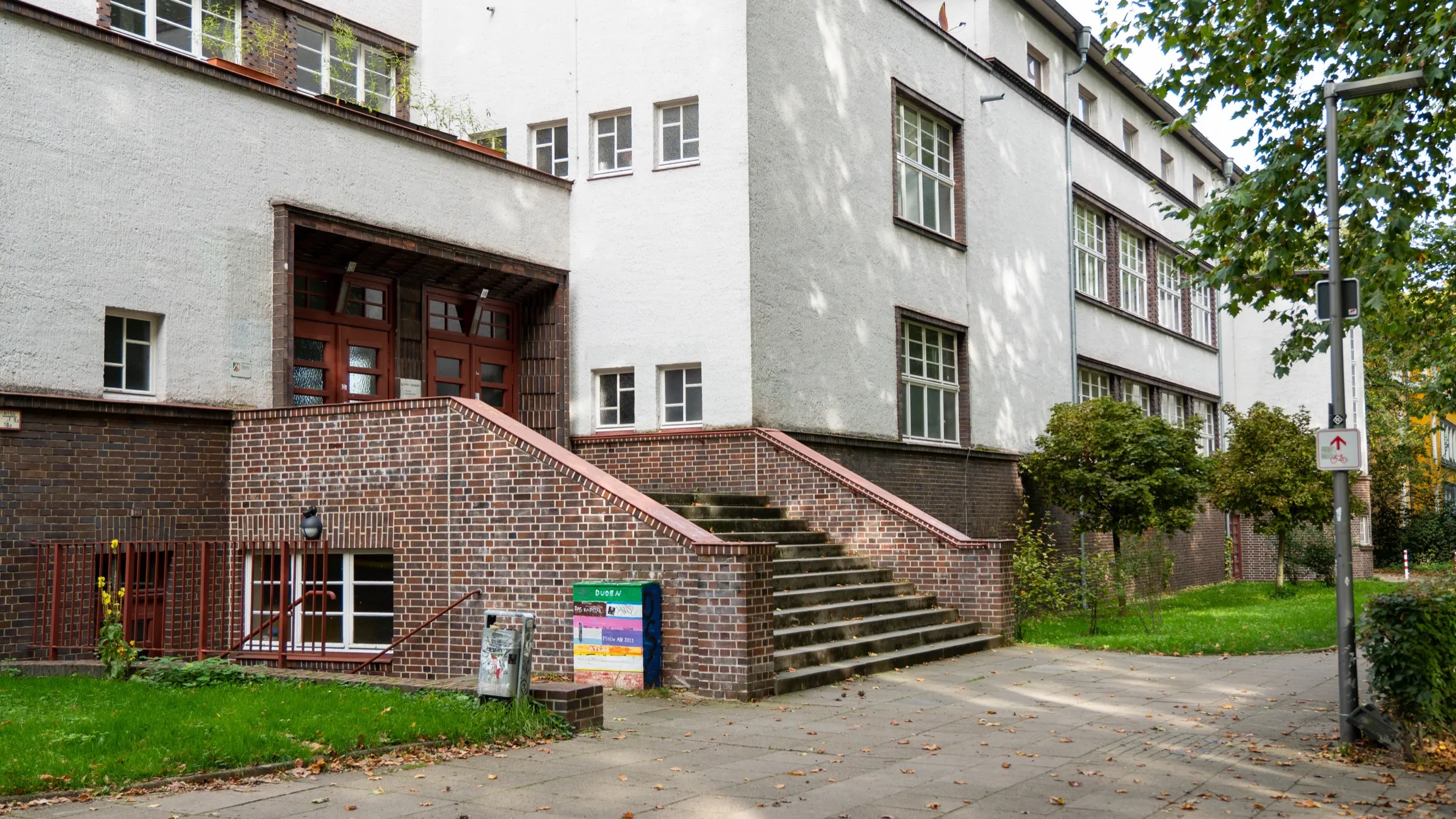 Haupteingang des Helmholtz-Gymnasiums in Bielefeld mit Backsteintreppe