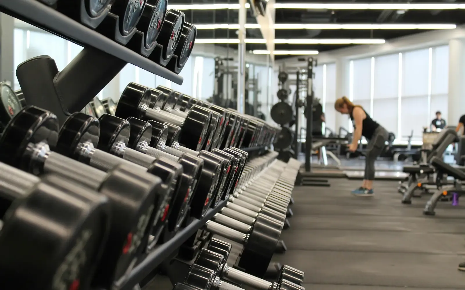 Trainierende Person an Fitnessgeräten