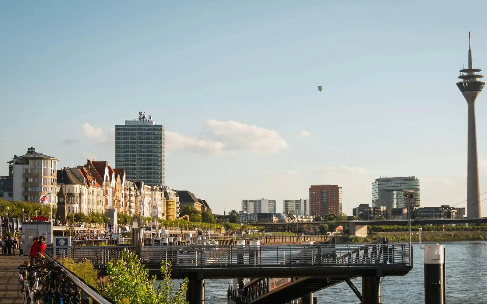 Der Rheinturm im Düsseldorfer Medienhafen