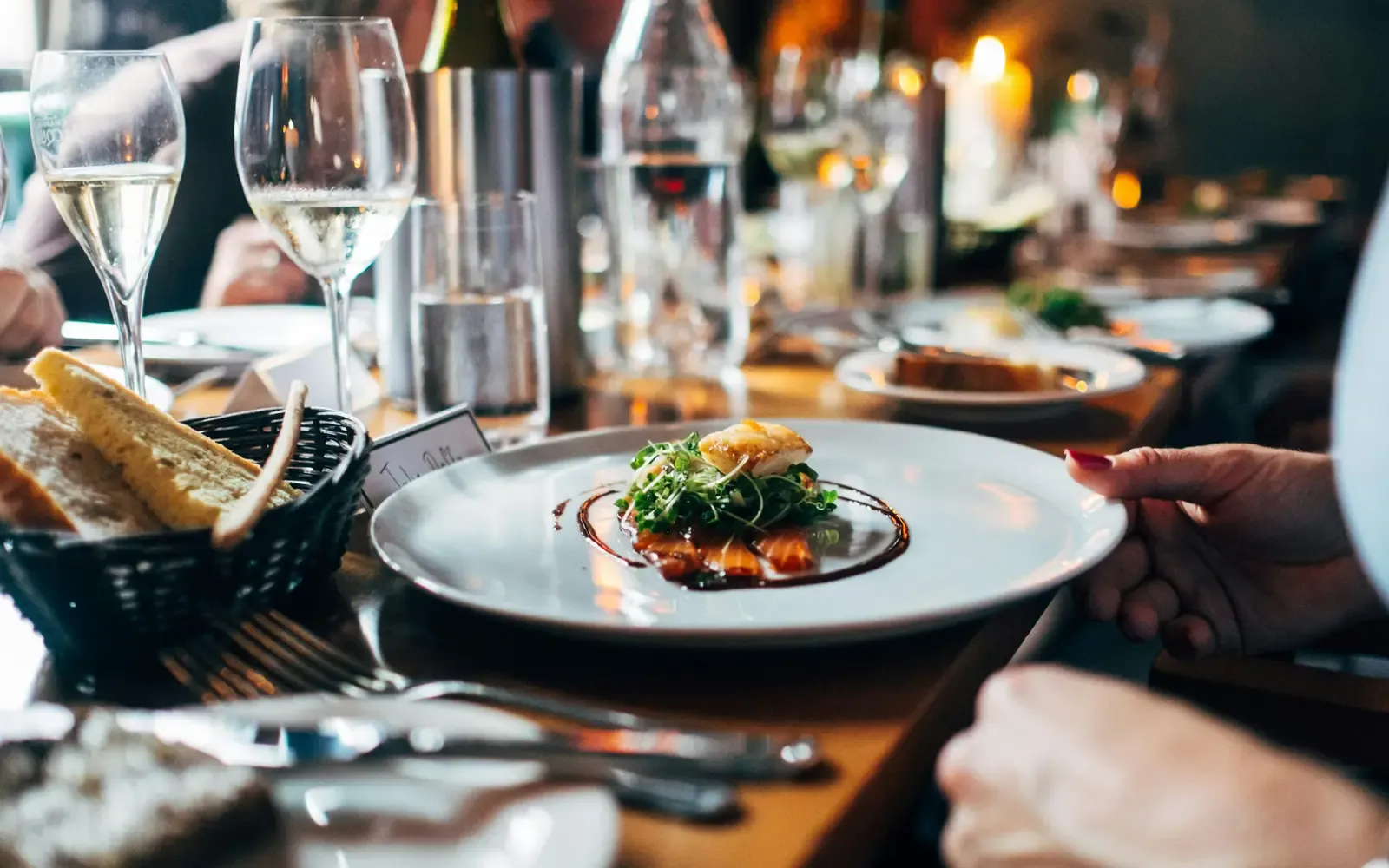 Angerichtetes Gericht auf dem Restauranttisch