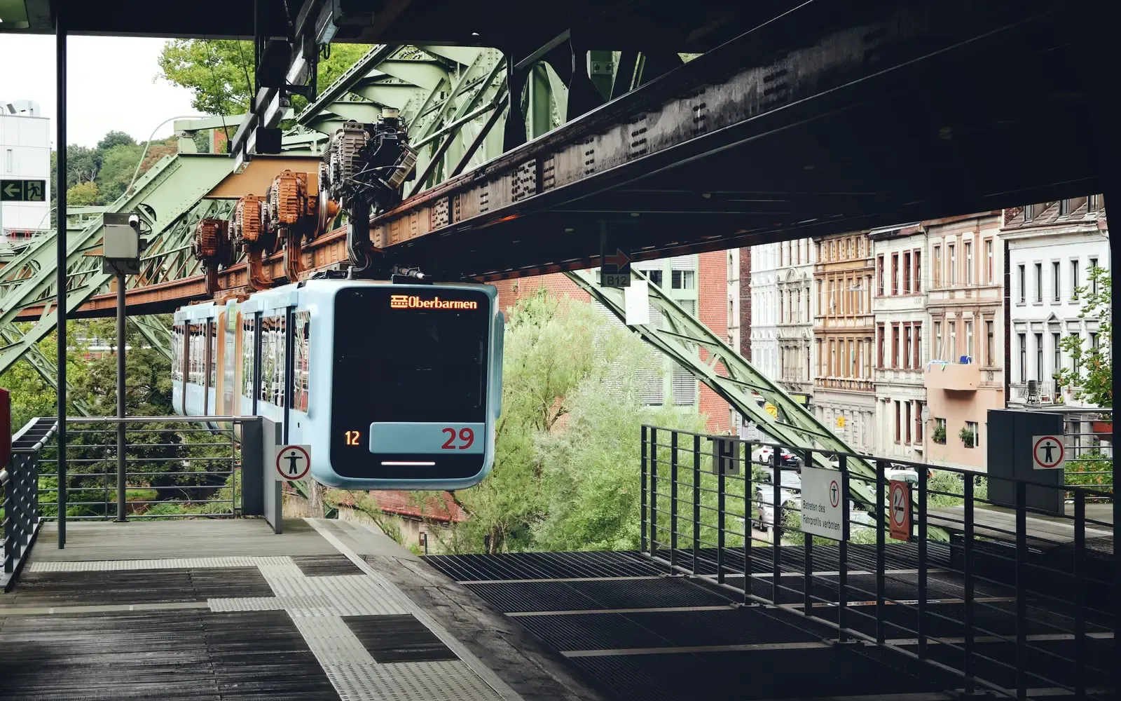 Die Wuppertaler Schwebebahn über der Wupper