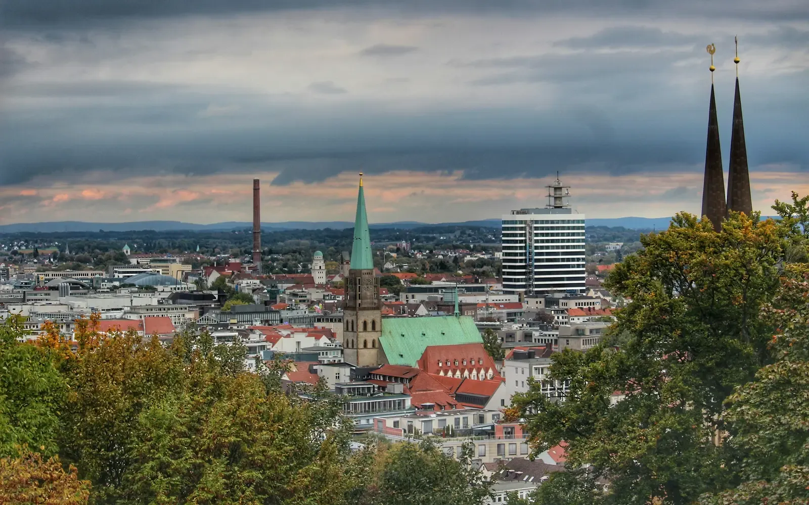 Die Sparrenburg über den Dächern von Bielefeld