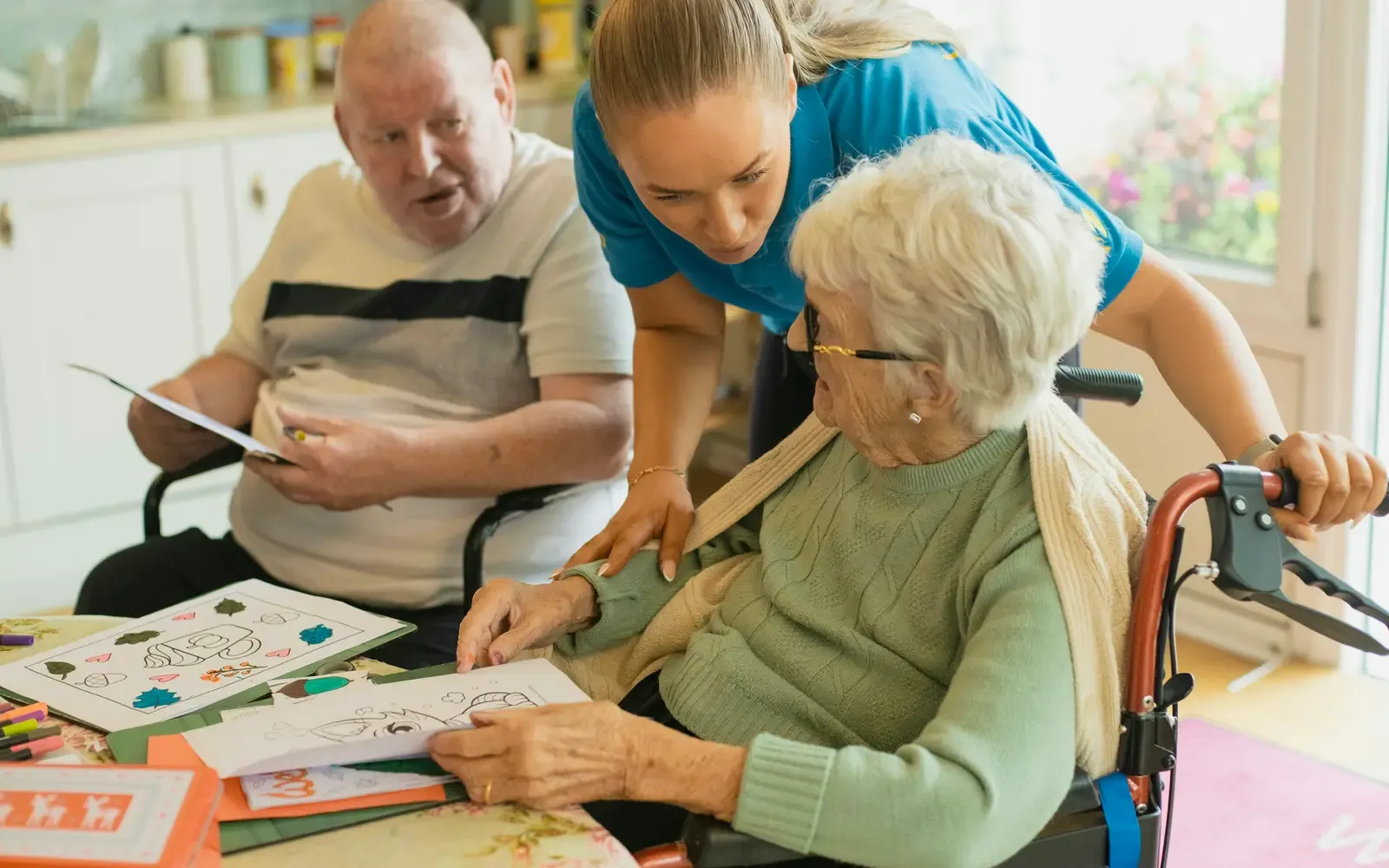 Pflegekraft betreut Seniorin zu Hause