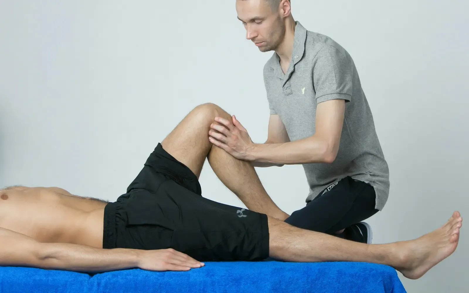 Physiotherapeut behandelt Patienten in der Praxis
