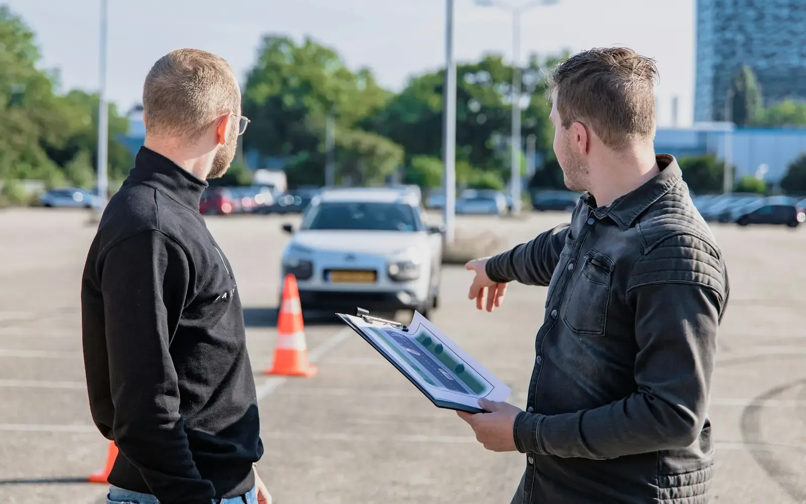 Fahrschülerin am Steuer eines Fahrschulautos