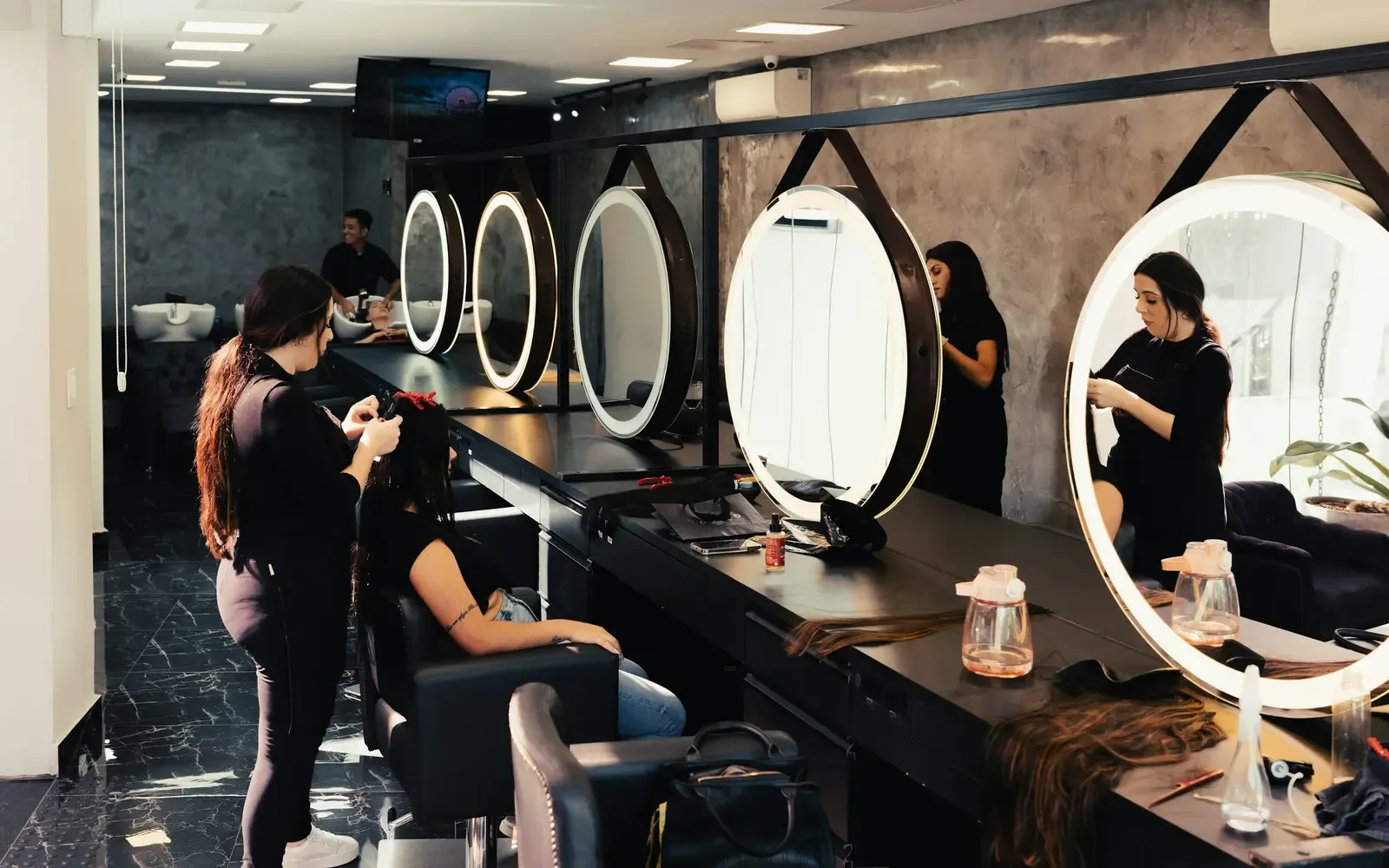 Friseurin beim Styling im Salon