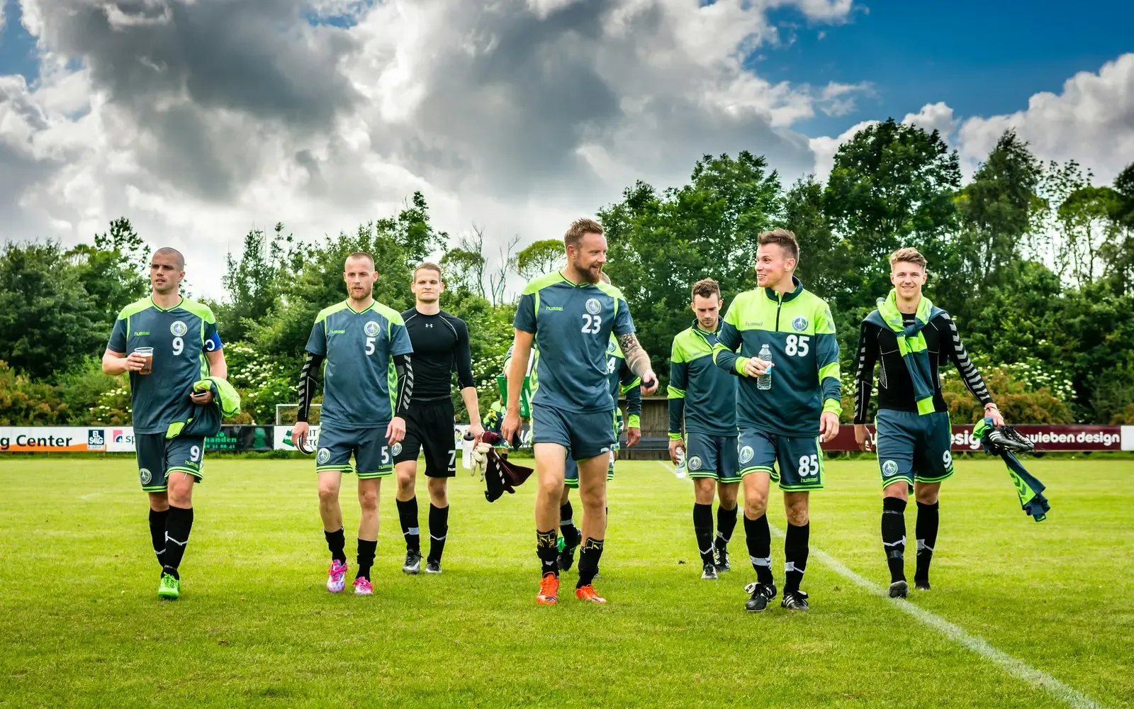 Mannschaft beim Training auf dem Sportplatz