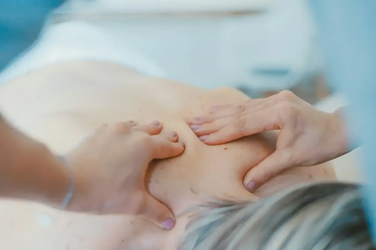 Therapeut erklärt die Behandlung