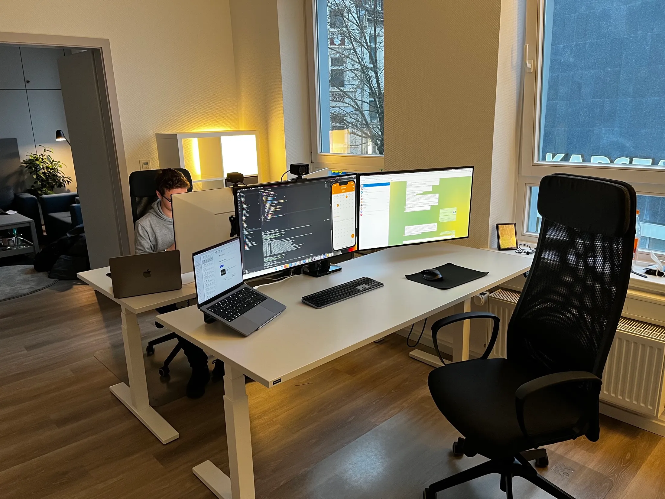 Tilman Kieselbach arbeitet konzentriert am Doppelmonitor-Setup im Bielefelder Büro